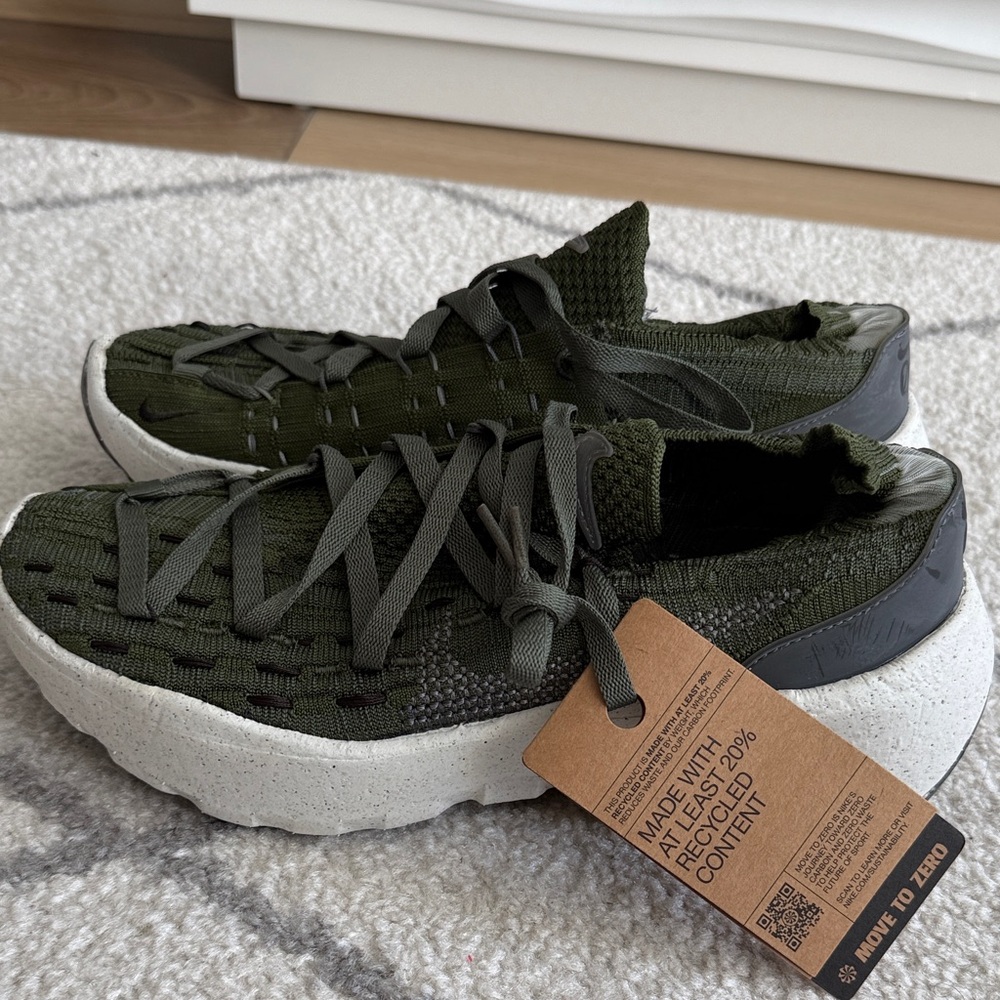 NWT NIKE SPACE HIPPIE 04